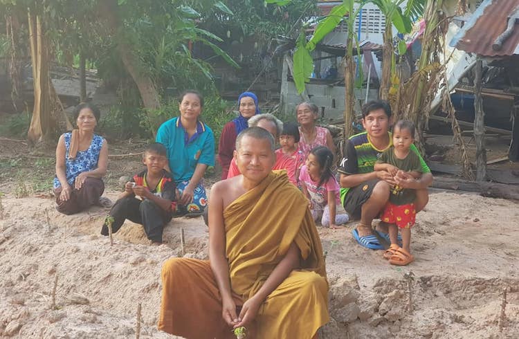 Photo: Phramaha Hansa with villagers in Khok Nong Na. Credit: Pattama Vilailert